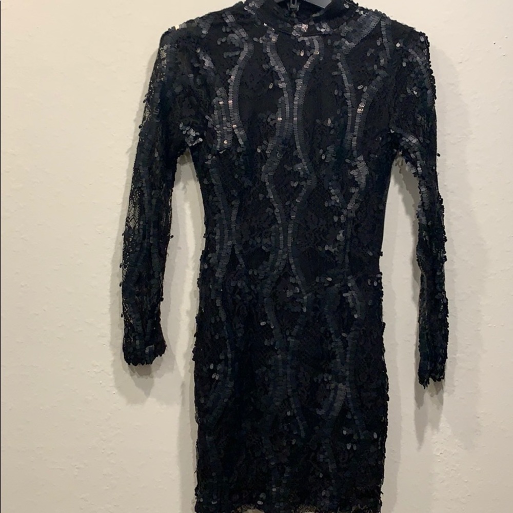 Short Black backless, with long sleeves dress